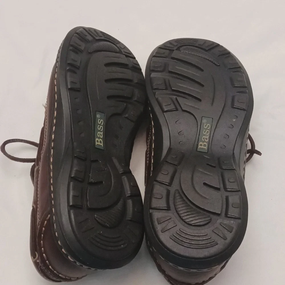 Bass size 9M men's brown upper leather shoes.